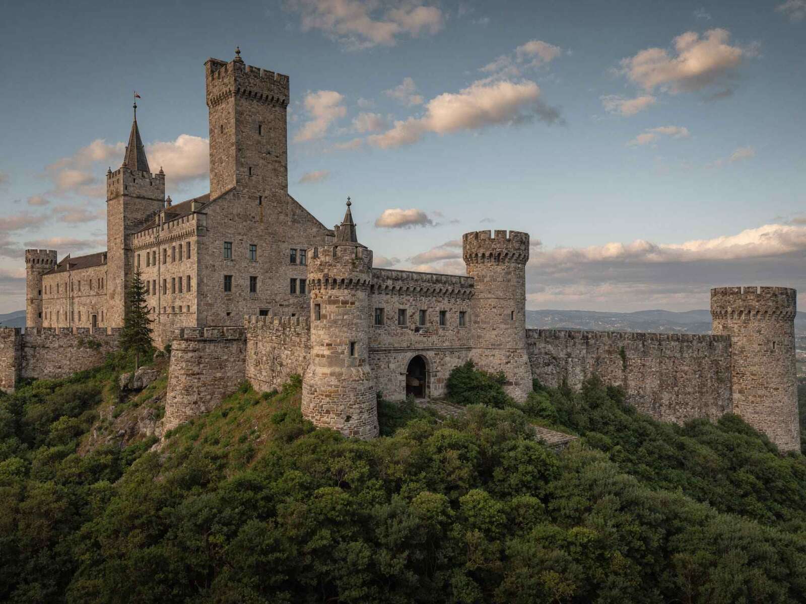 Historische Burganlage mit Türmen und massiven Steinmauern.