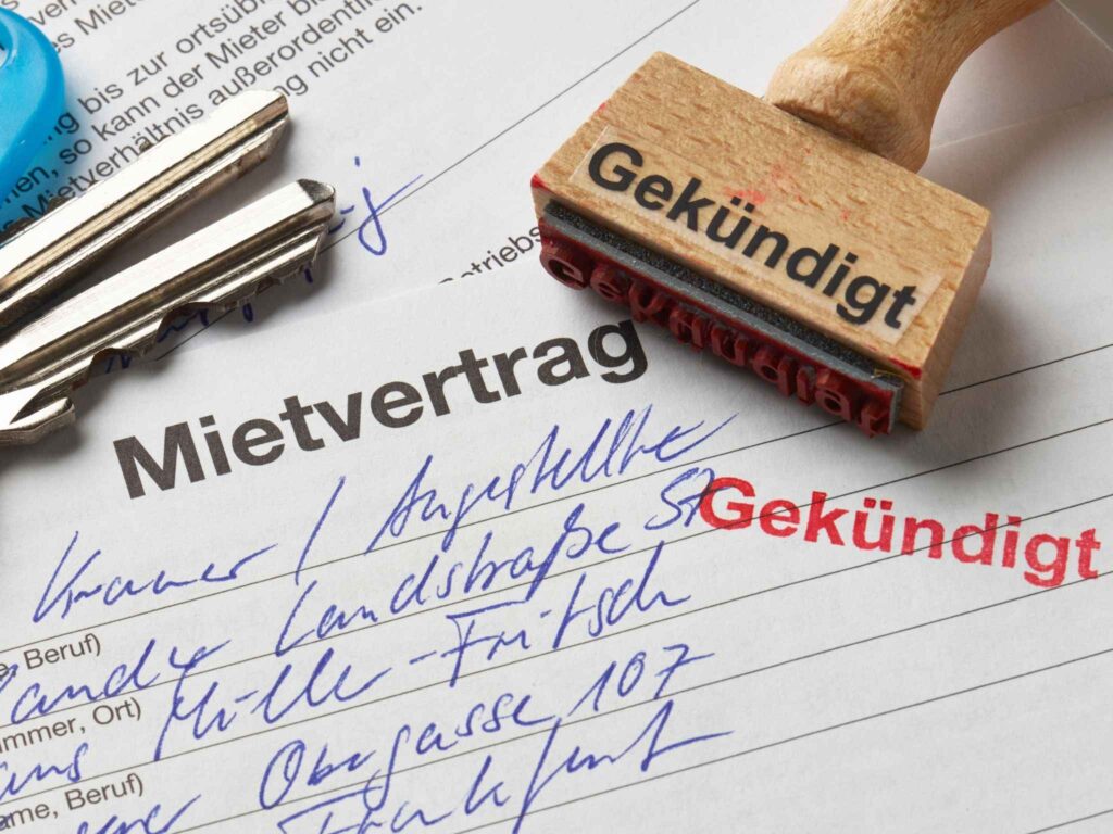 Kündigung eines Mietvertrags mit rotem Stempel