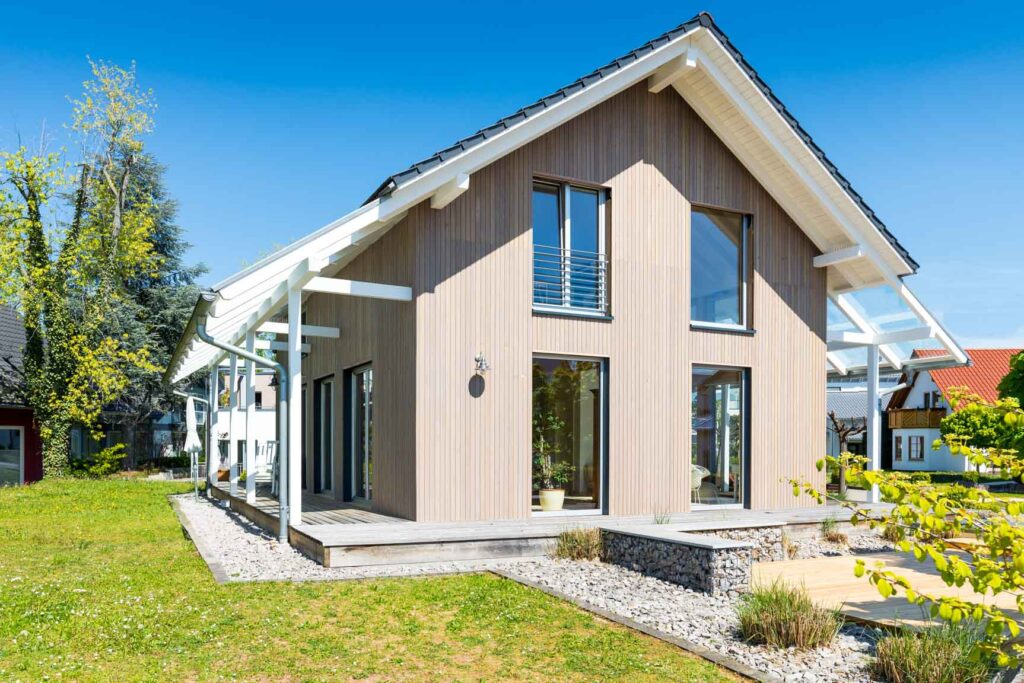 Einfamilienhaus aus Holz: Vor dem Hauskauf gibt es viel zu prüfen.