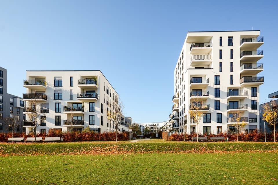 Wohnh&auml;user und Wiese