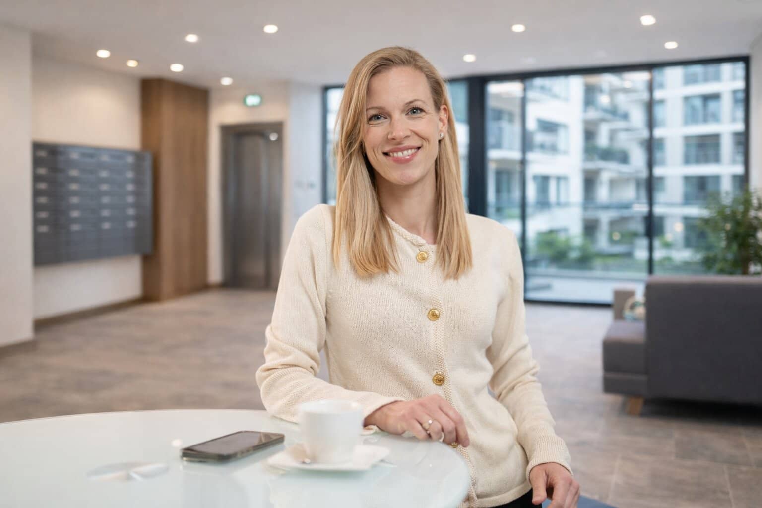 Katharina Heid in einem Mehrfamilienhaus.