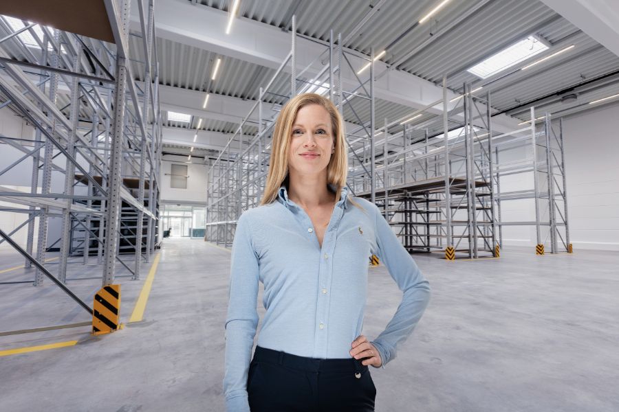 Katharina Heid bei der Besichtigung einer Lagerhalle.