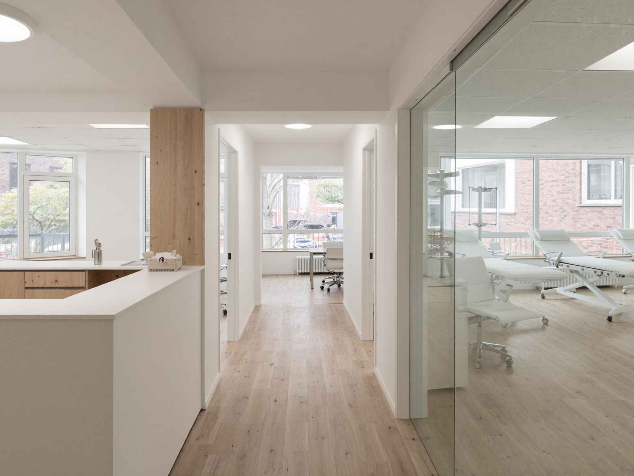 Moderne Praxisräume mit Empfangsbereich, Flur und Behandlungszimmern.