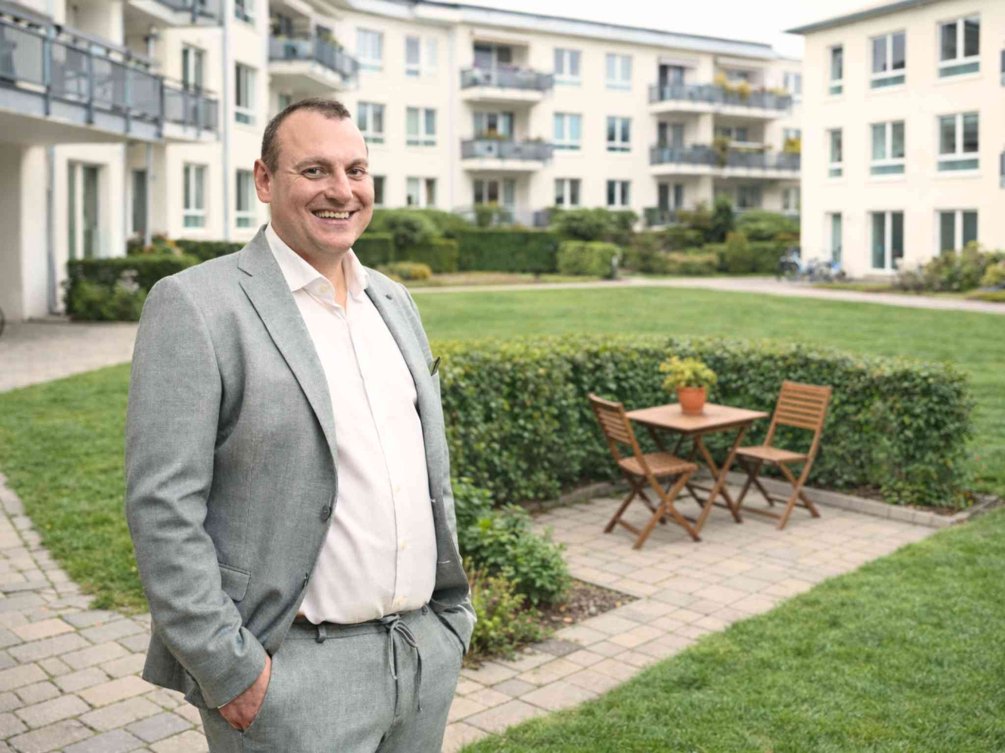 André Heid im Innenhof eines Wohnkomplexes